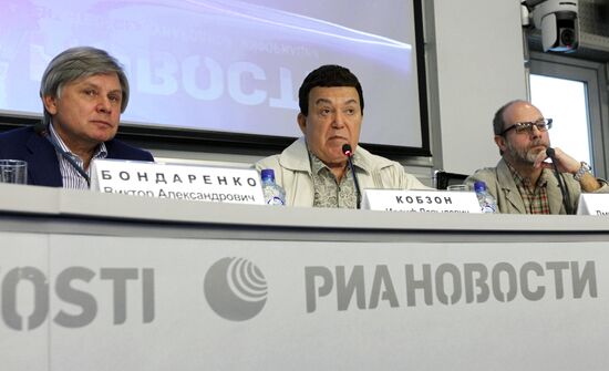 Viktor Bondarenko, Iosif Kobzon and Dmitry Gutov