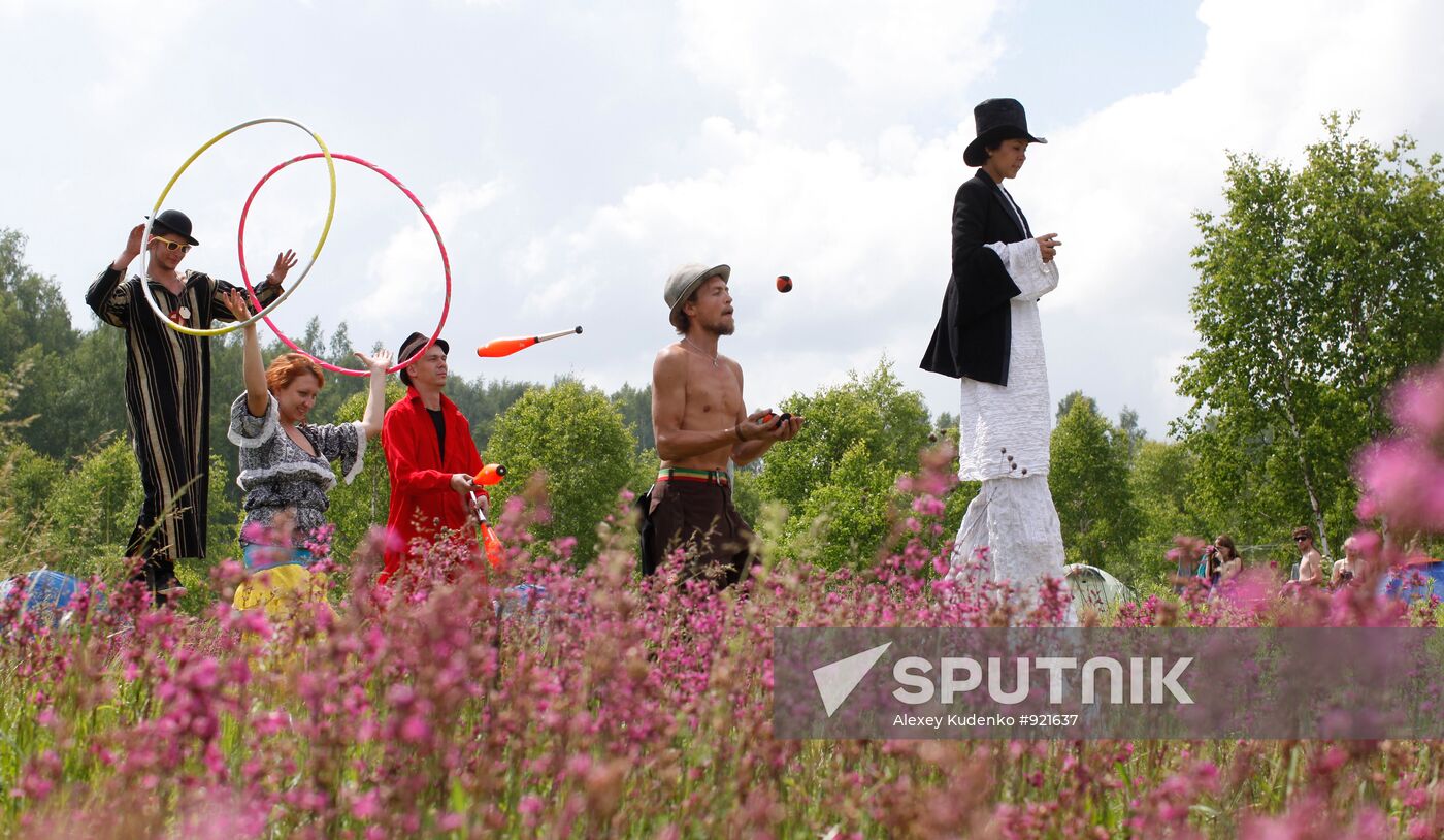 "Empty Hills" free art festival