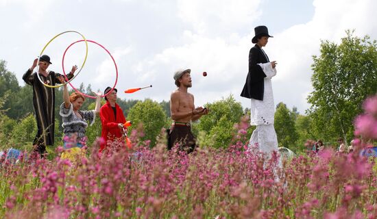 "Empty Hills" free art festival