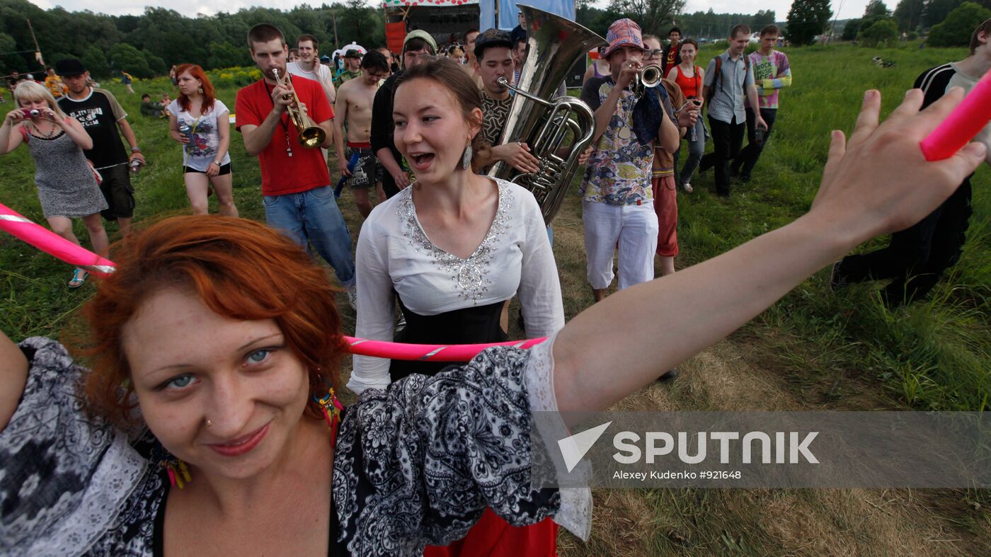 "Empty Hills" free art festival
