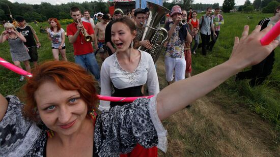 "Empty Hills" free art festival