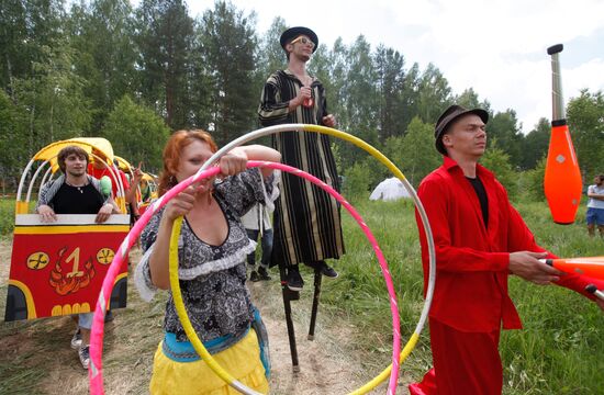 "Empty Hills" free art festival