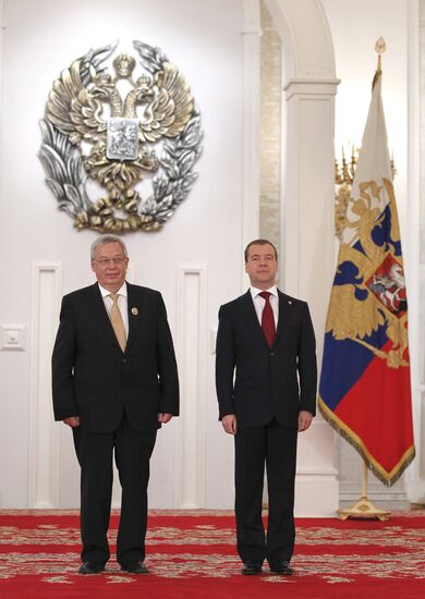 President Medvedev hands out state awards on Russia Day