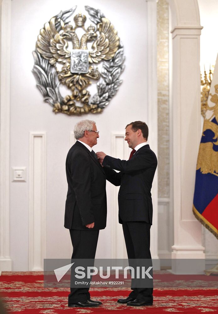 President Medvedev hands out state awards on Russia Day