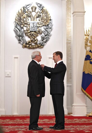 President Medvedev hands out state awards on Russia Day