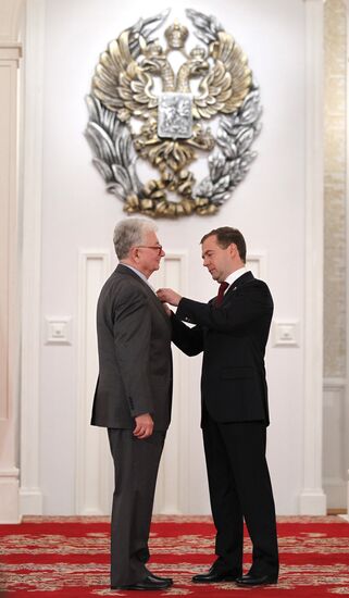 President Medvedev hands out state awards on Russia Day