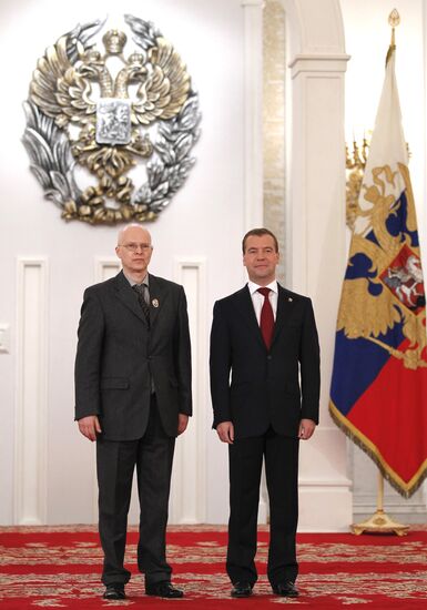 President Medvedev hands out state awards on Russia Day
