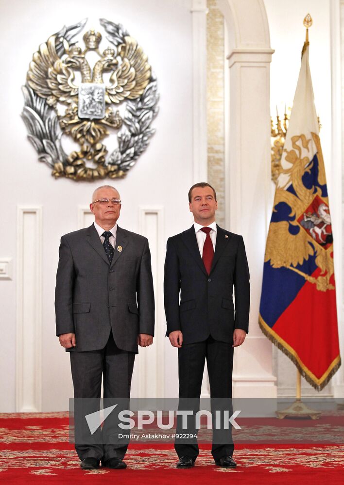 President Medvedev hands out state awards on Russia Day