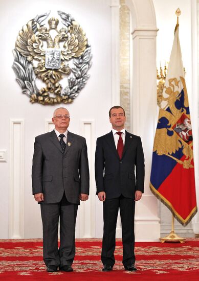 President Medvedev hands out state awards on Russia Day