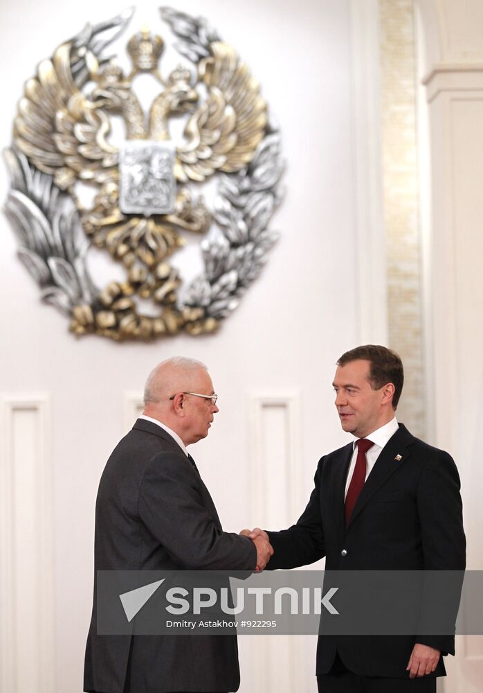 President Medvedev hands out state awards on Russia Day