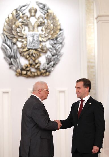 President Medvedev hands out state awards on Russia Day