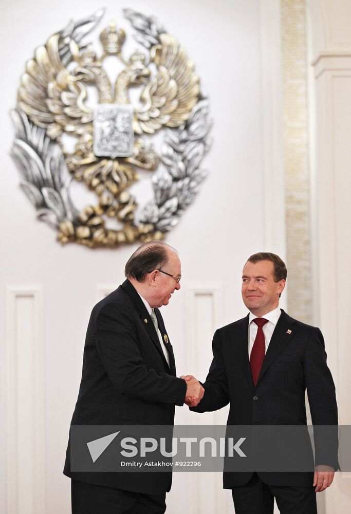President Medvedev hands out state awards on Russia Day