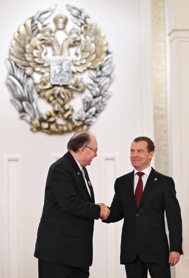 President Medvedev hands out state awards on Russia Day