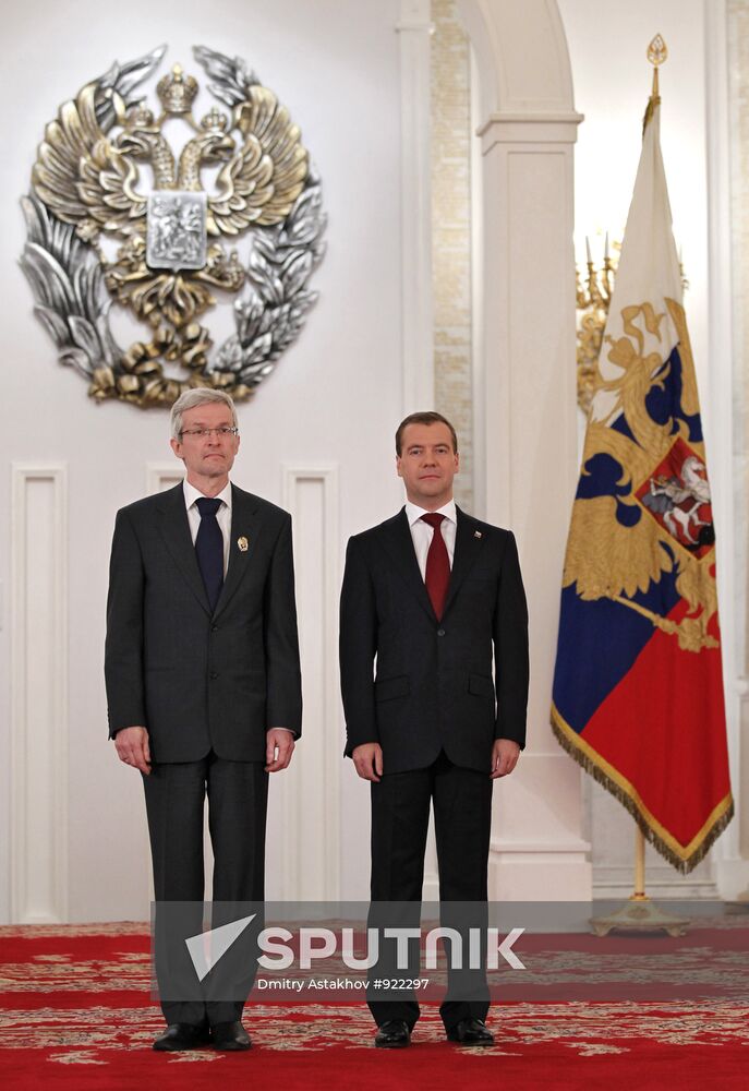 President Medvedev hands out state awards on Russia Day