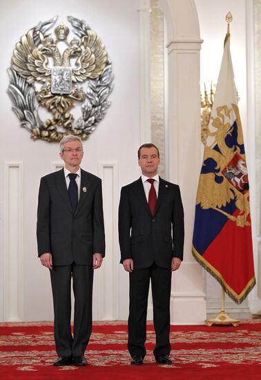 President Medvedev hands out state awards on Russia Day