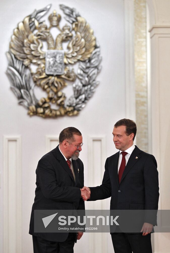 President Medvedev hands out state awards on Russia Day