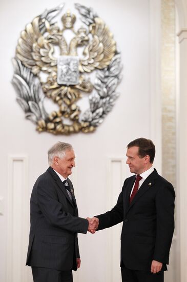 President Medvedev hands out state awards on Russia Day