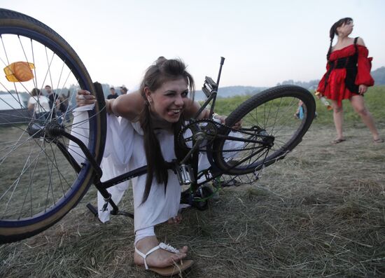 "Empty Hills" free art festival