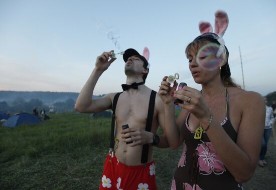 "Empty Hills" free art festival