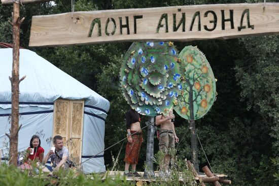 "Empty Hills" free art festival