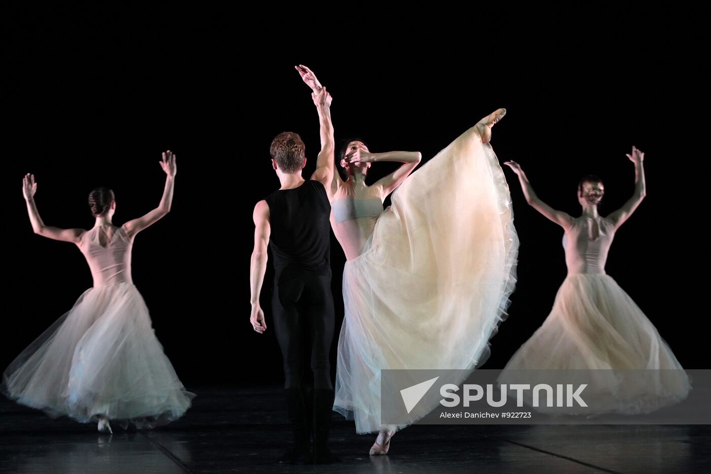 Dress rehearsal for Nacho Duato's ballet "Prelude"