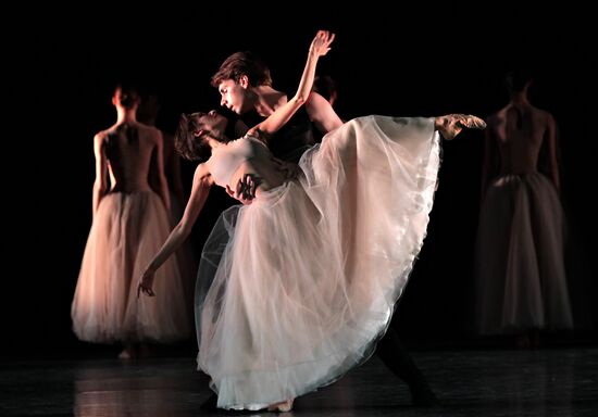 Dress rehearsal for Nacho Duato's ballet "Prelude"