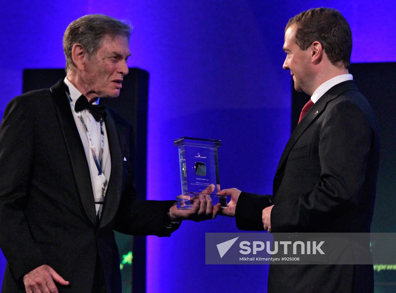 Dmitry Medvedev presents 2011 Global Energy awards