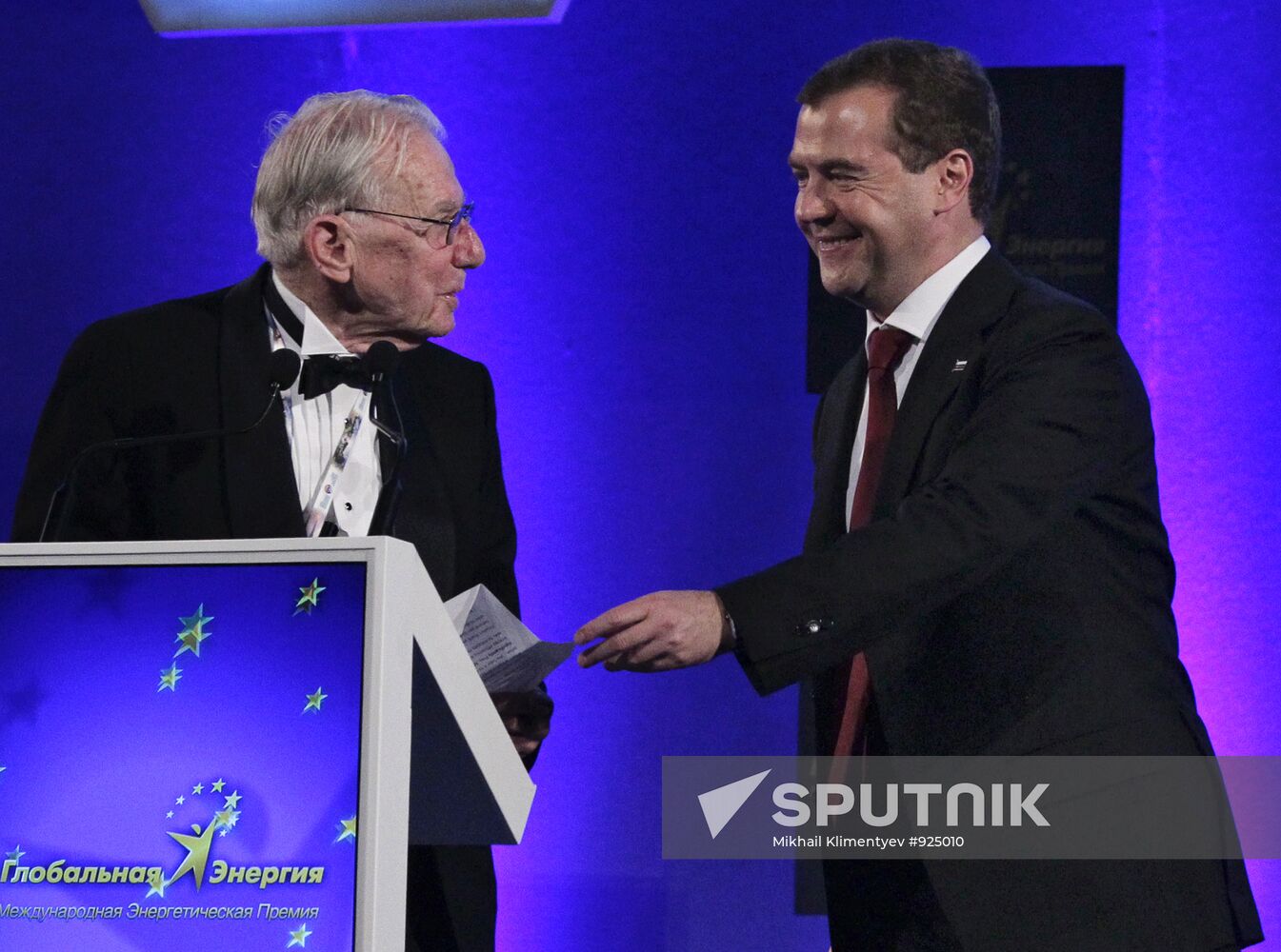 Dmitry Medvedev presents Global Energy Prize 2011