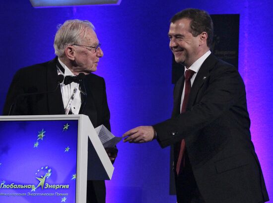 Dmitry Medvedev presents Global Energy Prize 2011