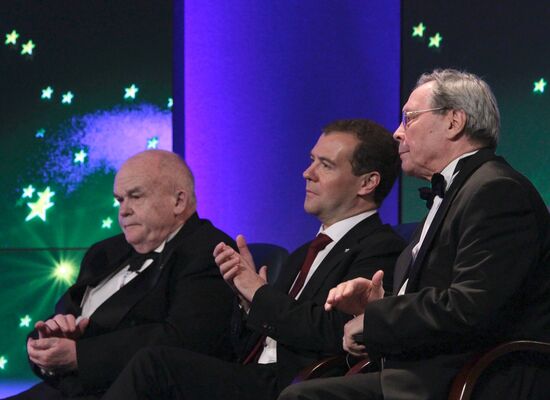 Dmitry Medvedev presents 2011 Global Energy awards