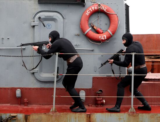 Teaching combat frogmen