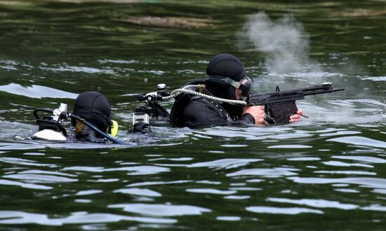 Teaching combat frogmen