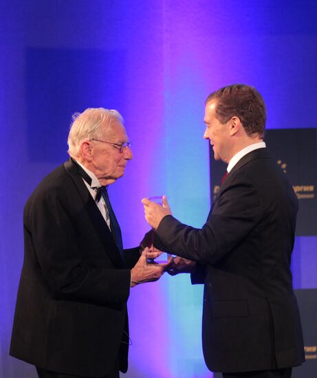 Dmitry Medvedev presents 2011 Global Energy awards