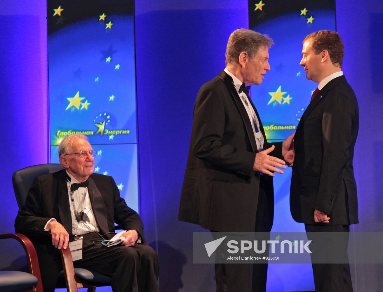 Dmitry Medvedev presents 2011 Global Energy awards