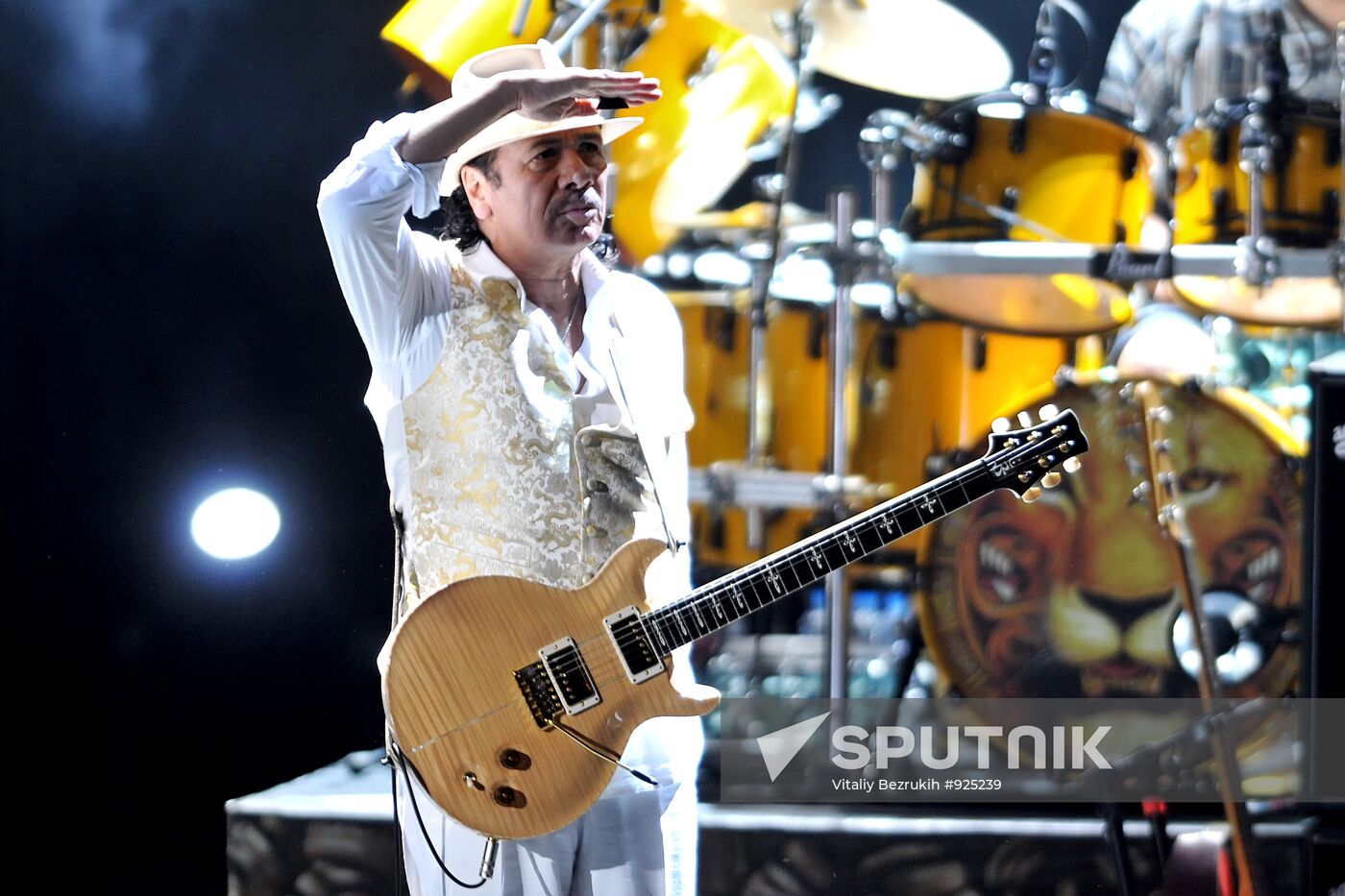 Guitarist Carlos Santana gives concert in Moscow