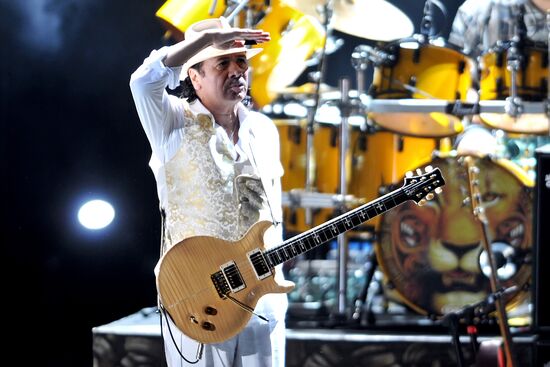 Guitarist Carlos Santana gives concert in Moscow