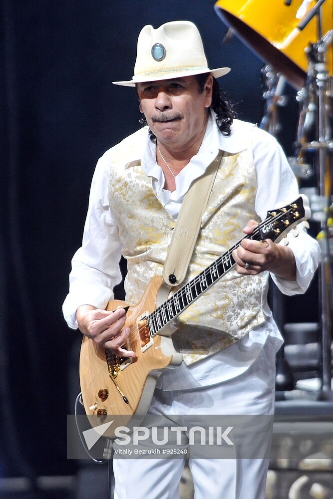 Guitarist Carlos Santana gives concert in Moscow