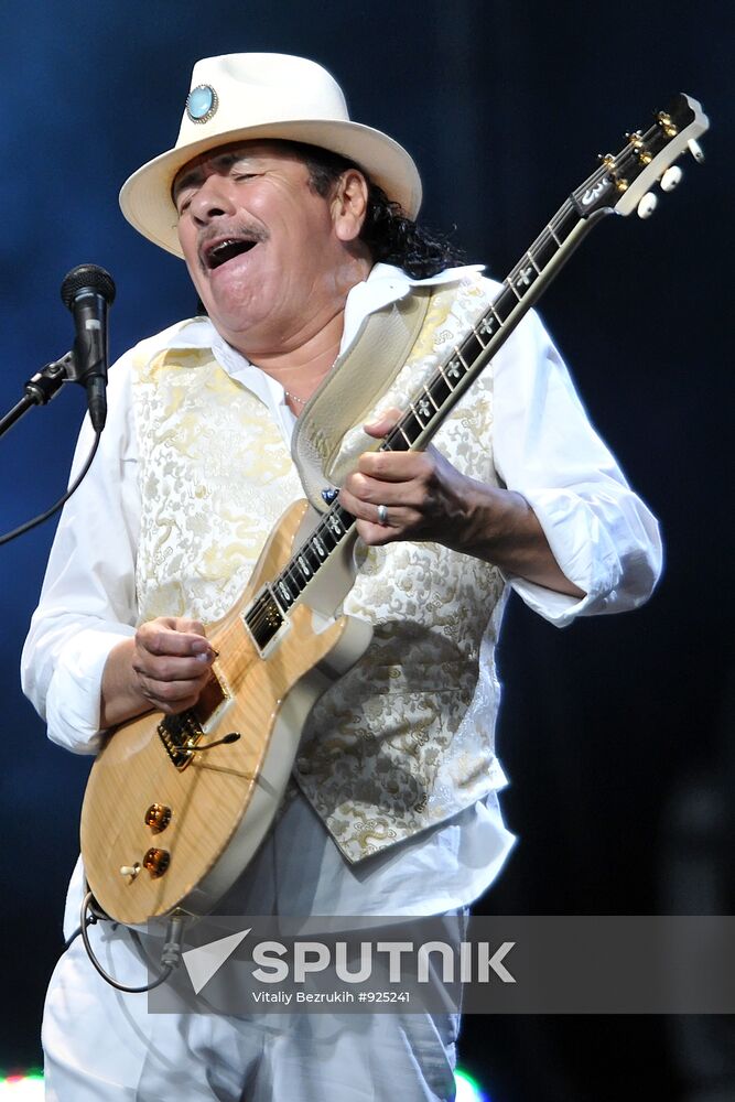 Guitarist Carlos Santana gives concert in Moscow