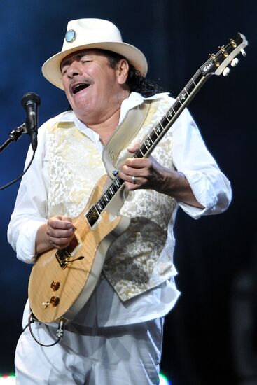 Guitarist Carlos Santana gives concert in Moscow