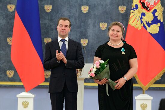 Dmitry Medvedev presents government awards
