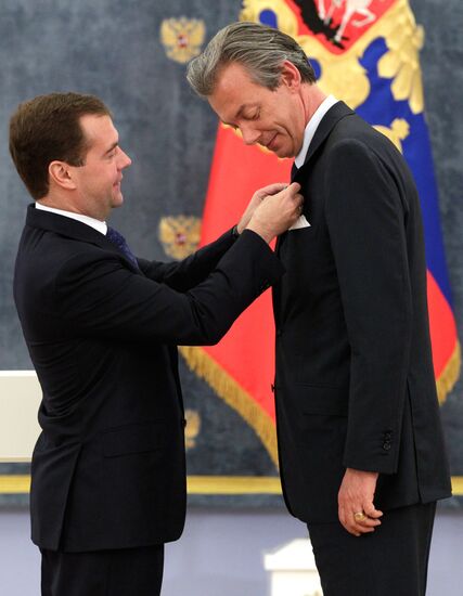 Medvedev hands out state awards