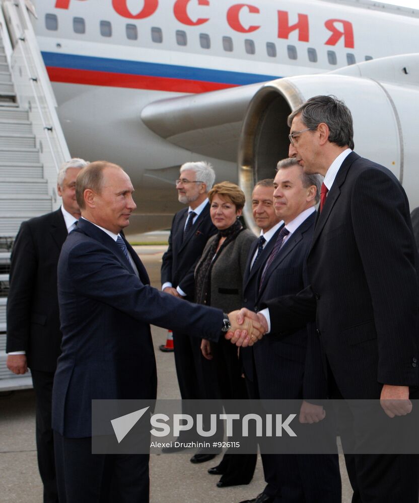 Vladimir Putin arrives in Paris on a working visit