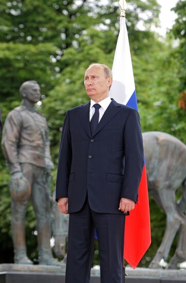 Vladimir Putin visits Paris