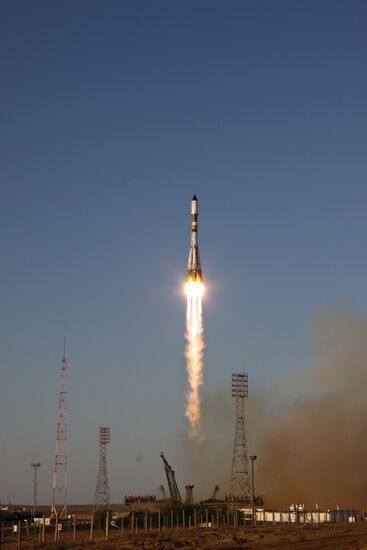 Soyuz-U carrier with Progress M-11M cargo spaceship launched