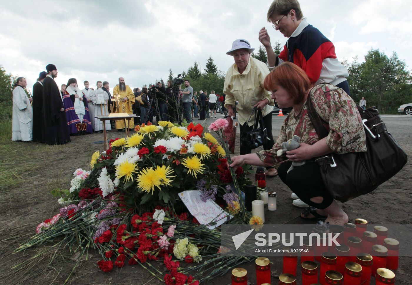 Petrozavodsk residents lay flowers at plane crash site