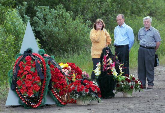 Petrozavodsk residents lay flowers at plane crash site