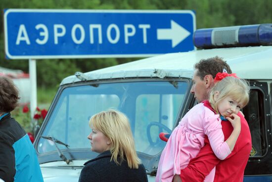 Petrozavodsk residents lay flowers at plane crash site