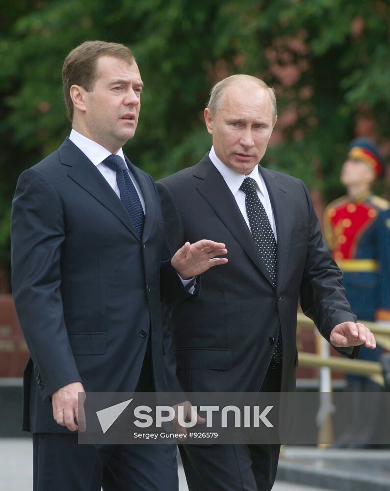 Dmitry Medvedev lays wreath at Unknown Soldier's Grave