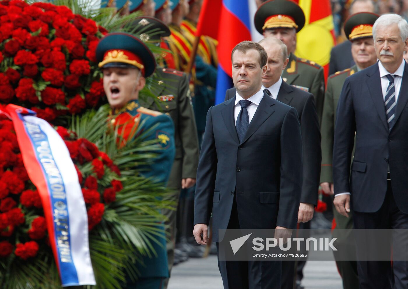 Dmitry Medvedev lays flowers at Unknown Soldier's Grave