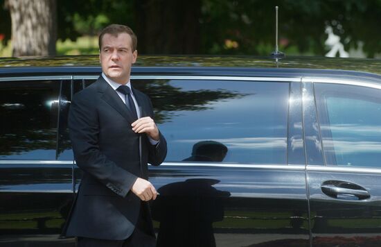 Dmitry Medvedev lays flowers at Unknown Soldier's Grave